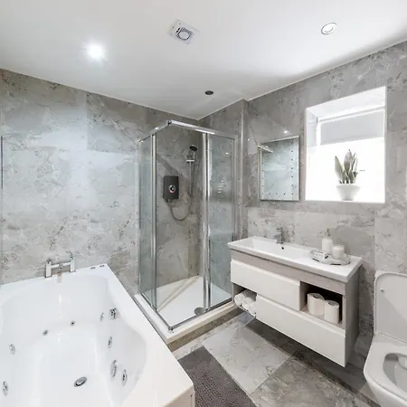 Apartment Luxury Apartment, Bradford *